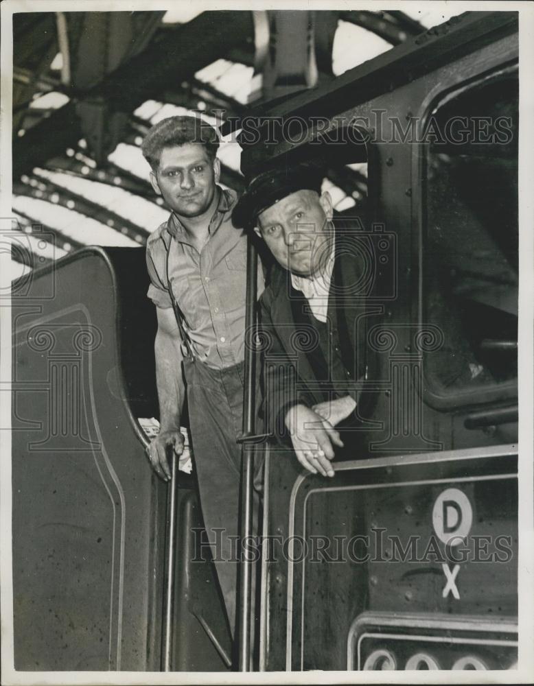 1955 Press Photo Engine Driver Takes Stranded Passengers To Paddington-Strike - Historic Images