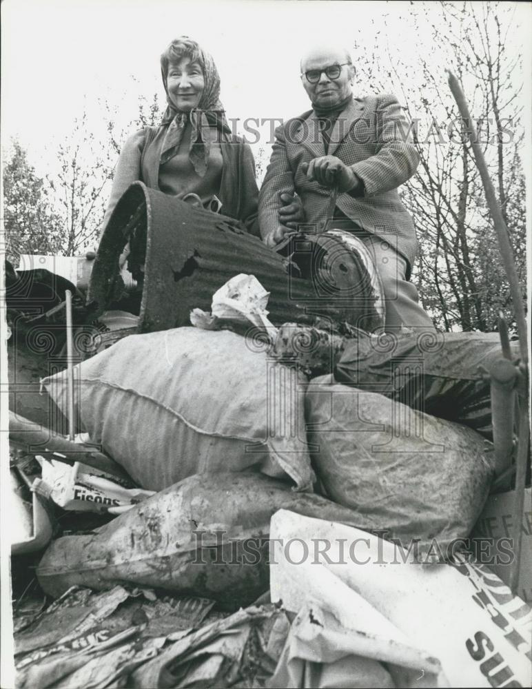 1973 Press Photo Sir John Rothenstein and wife clean up Newington - Historic Images