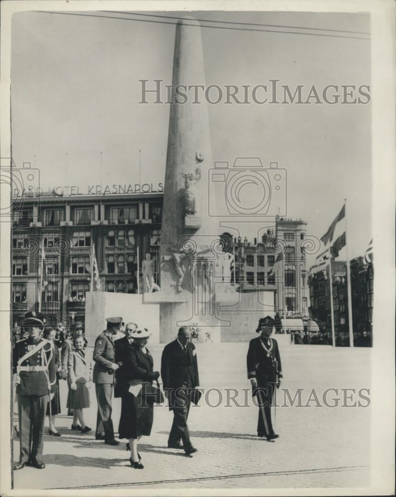 1956 Press Photo Queen Juliana, national Liberations Monument - Historic Images