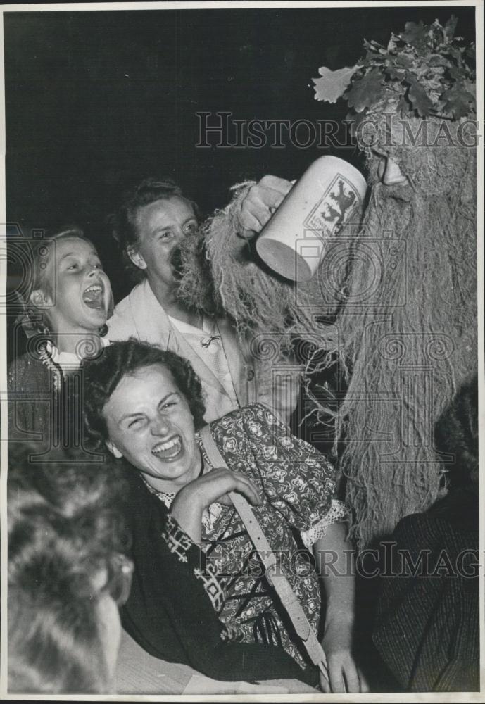 Press Photo Man Scaring Girl In &quot;Damper&quot; Dance Tradition Germany - Historic Images