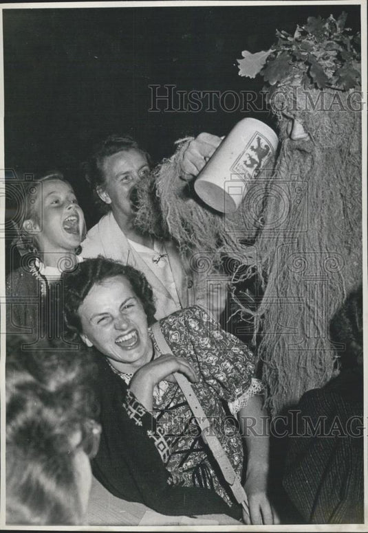 Press Photo Man Scaring Girl In "Damper" Dance Tradition Germany - Historic Images