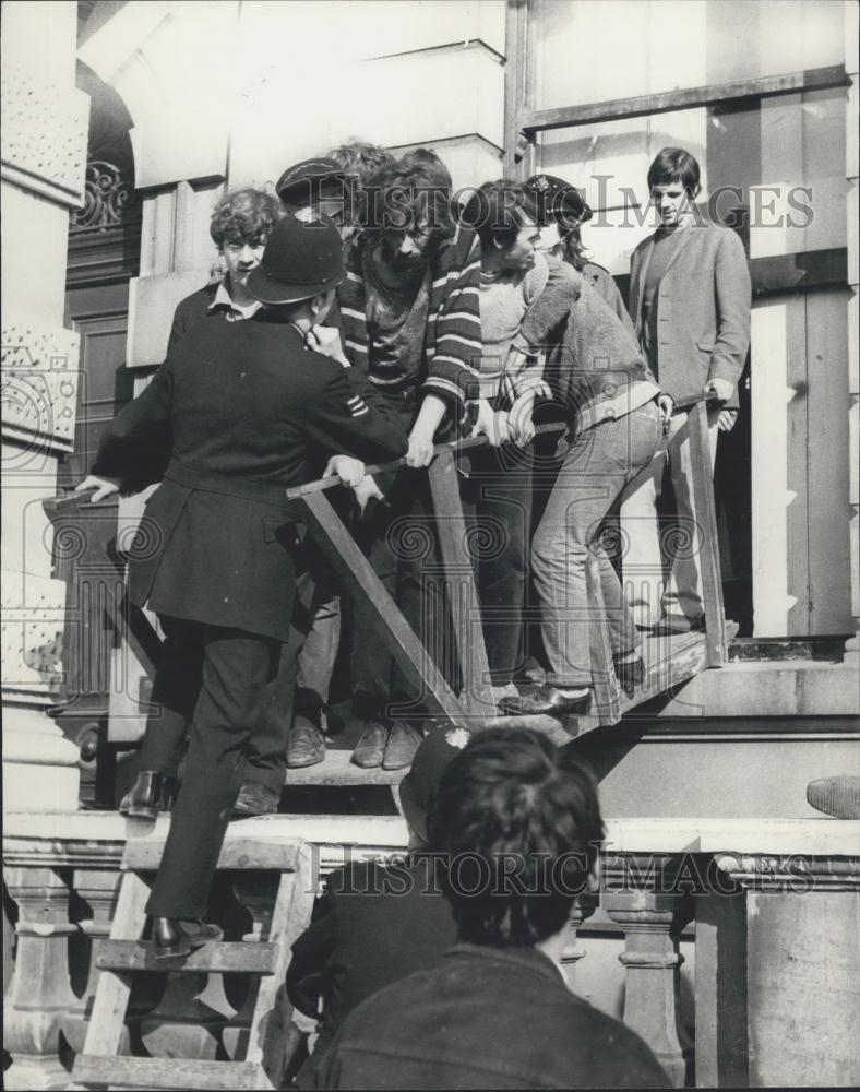 1969 Press Photo Hippy Squatters Ignore High Court Order to Quit the Mansion at - Historic Images