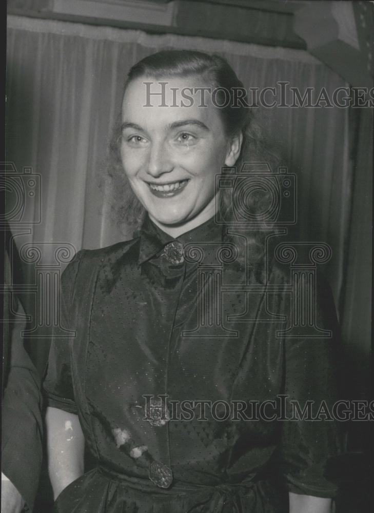 1954 Press Photo Hungarian Born Novelist ,Christine Arnothy - Historic Images