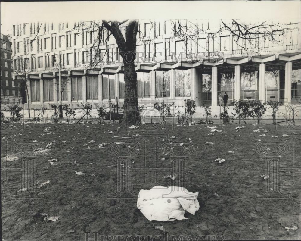 1968 Press Photo Debris after yesterday&#39;s demonstration in Grosvenor Square - Historic Images