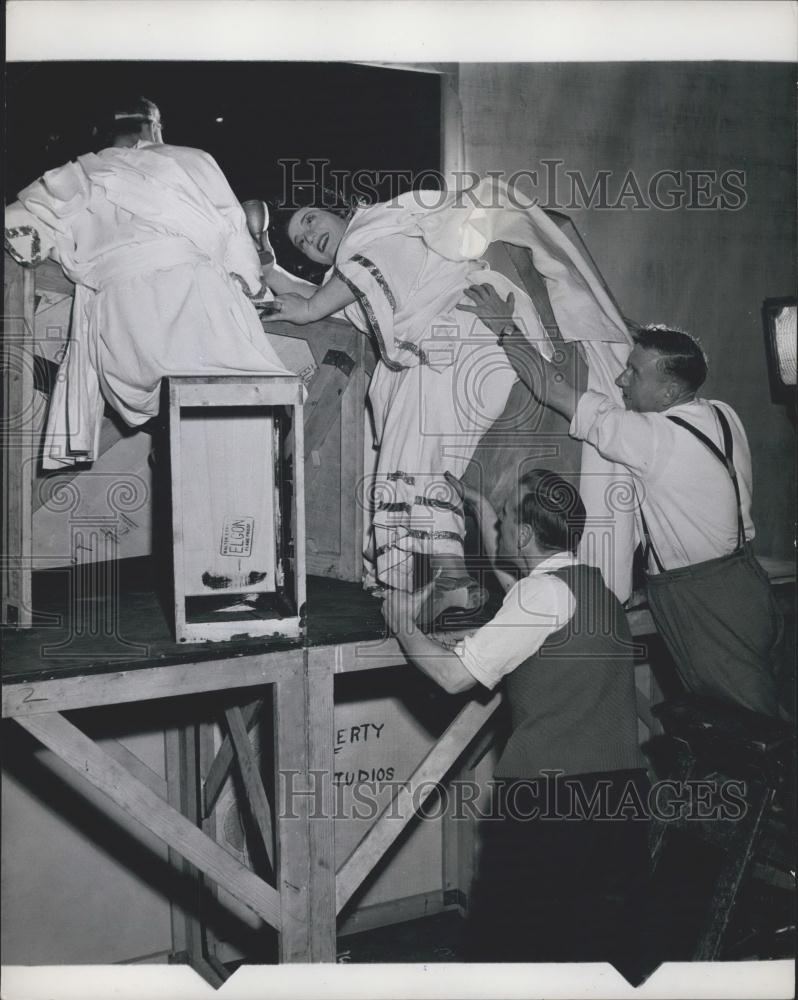 Press Photo two tough prop men hold an Hattie during her Ordeal. - Historic Images