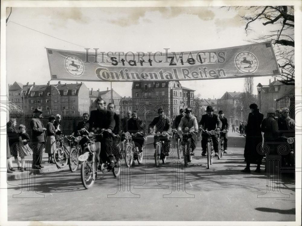 Press Photo Blind Mr. Schaffner &amp; Mrs. Herbst In German Race Of Motored Bicycles - Historic Images
