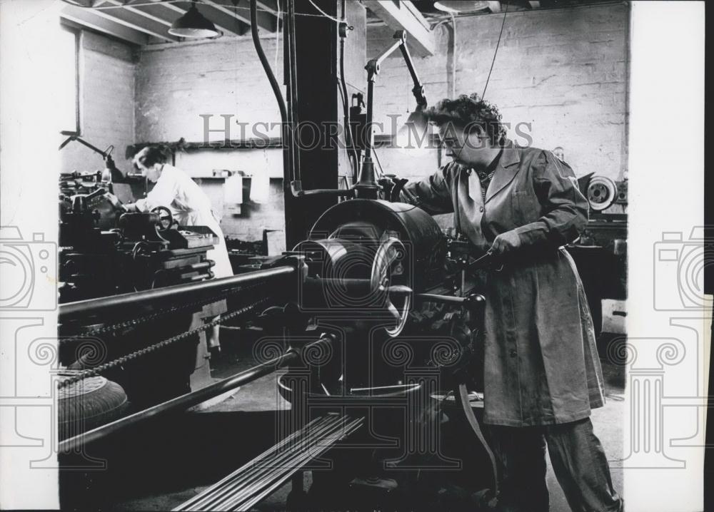 1955 Press Photo Ruth Farris Operates Centre Lathe Shelia Underdown Engineering - Historic Images