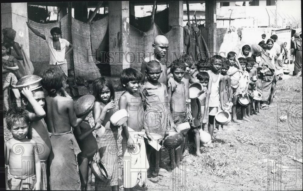 1974 Press Photo Children and old people in India refugees from floods - Historic Images