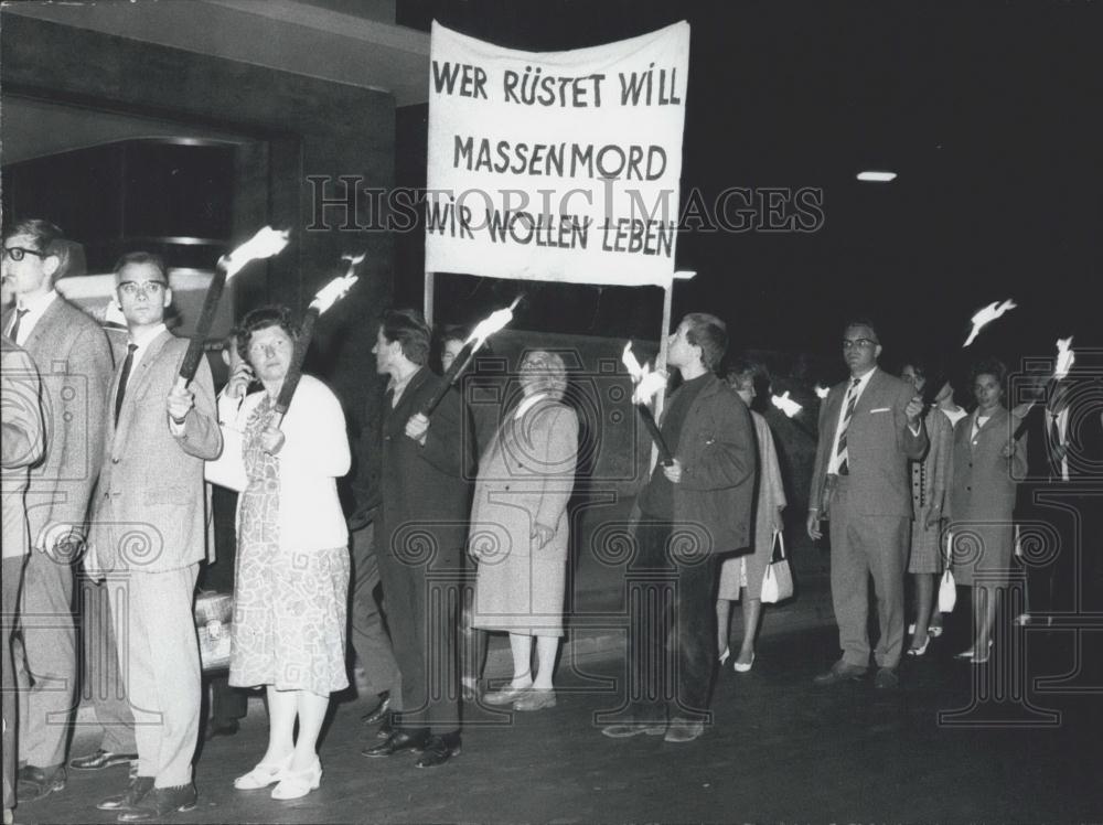 1962 Press Photo &quot;Armament means mass murder&quot;protest march - Historic Images