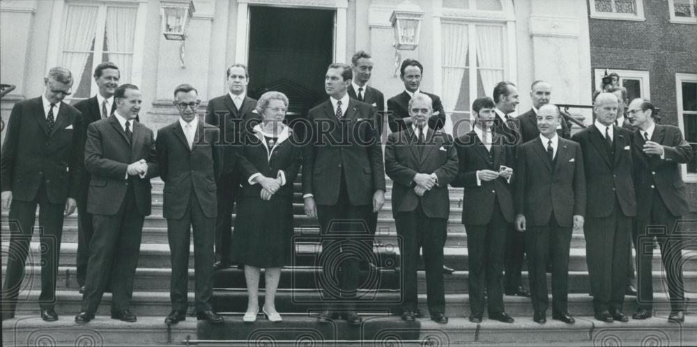 1971 Press Photo Queen Juliana Seared in the members of the new government - Historic Images
