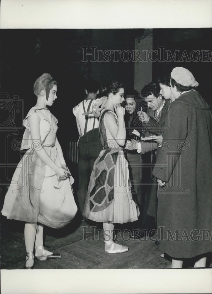 Press Photo Susan Alexander looks on as reporters crowd around ballerina Anne He - Historic Images