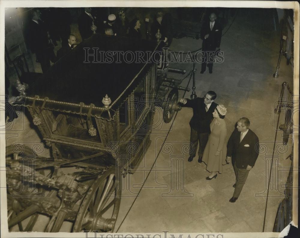 1957 Press Photo H.M. The Queen at National Coach Museum in Lisbon. - Historic Images