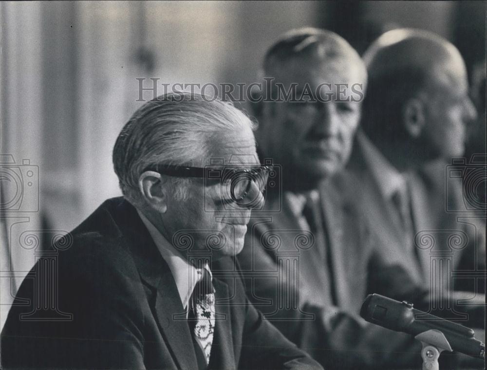 1975 Press Photo New York Mayor Abraham Beame - Historic Images