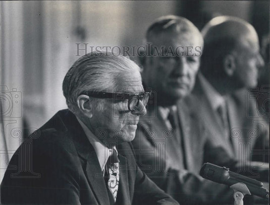 1975 Press Photo New York Mayor Abraham Beame - Historic Images
