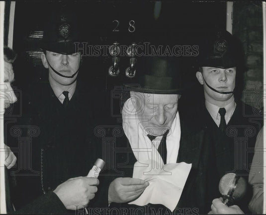 1965 Press Photo Sir Winston Doctor making a statement about his injury - Historic Images