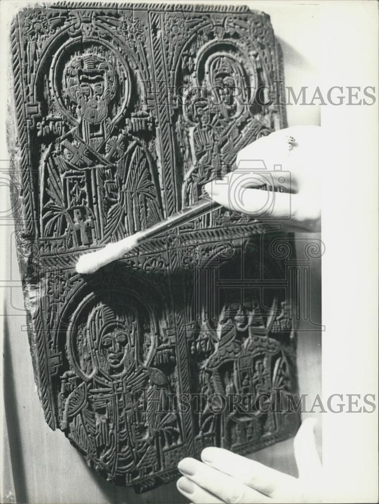 Press Photo Wood Carving Restoration - Historic Images