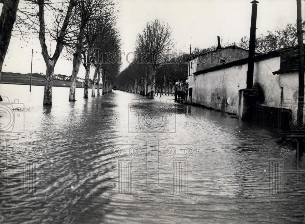 1953 Press Photo Highway Near Beziers France Flooded River Tarn - Historic Images