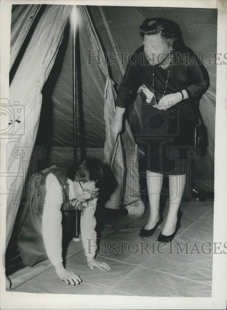 Press Photo Queen Juliana of the Netherlands looks on. - Historic Images