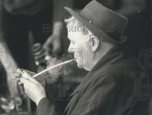 1969 Press Photo Woman Smokes Pipe Gathering Odgon's Of Liverpool Riyal Festival - Historic Images