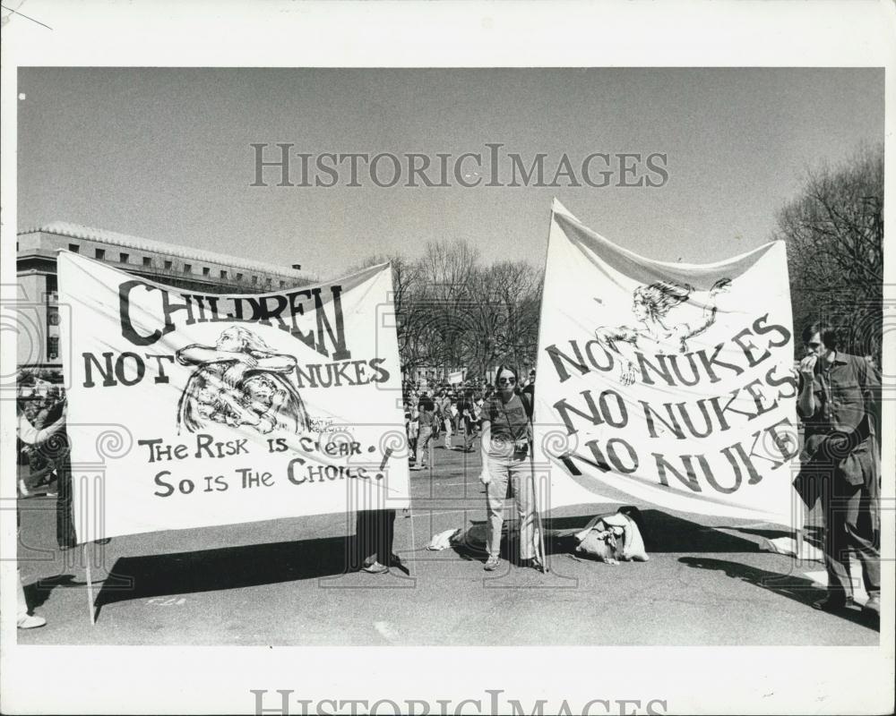 1981 Press Photo Harrisburg,Pa demonstrators - Historic Images