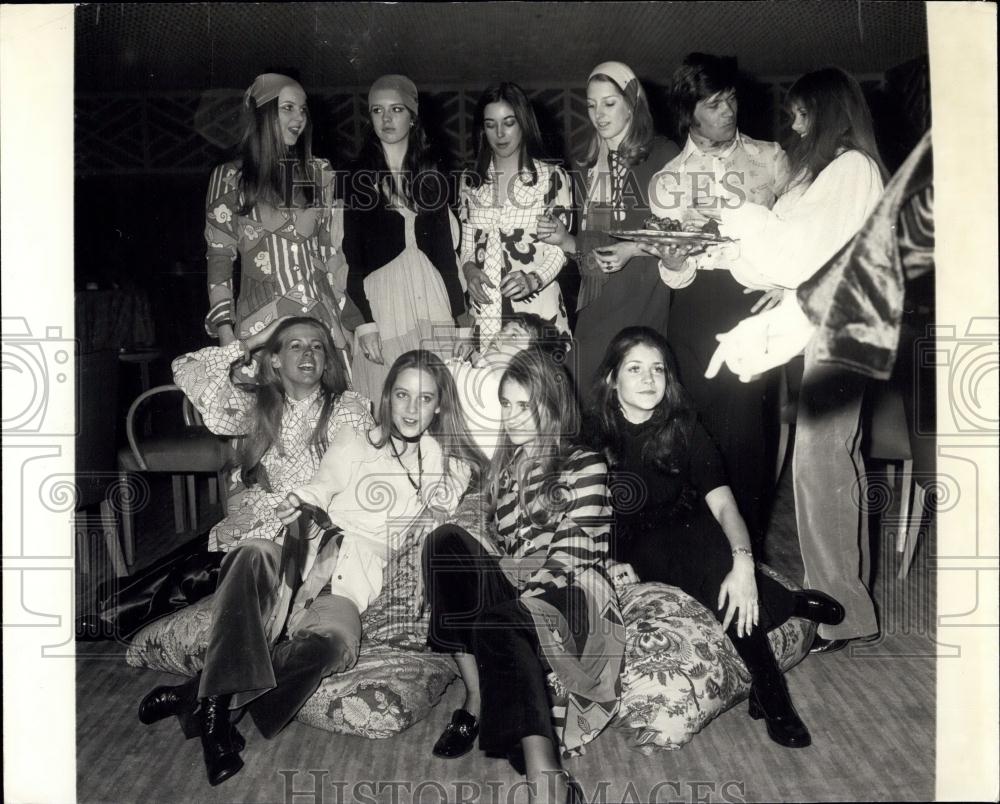 1970 Press Photo Dress Rehearsal Of Berkeley Debutante Dress Show-Savoy Hotel - Historic Images