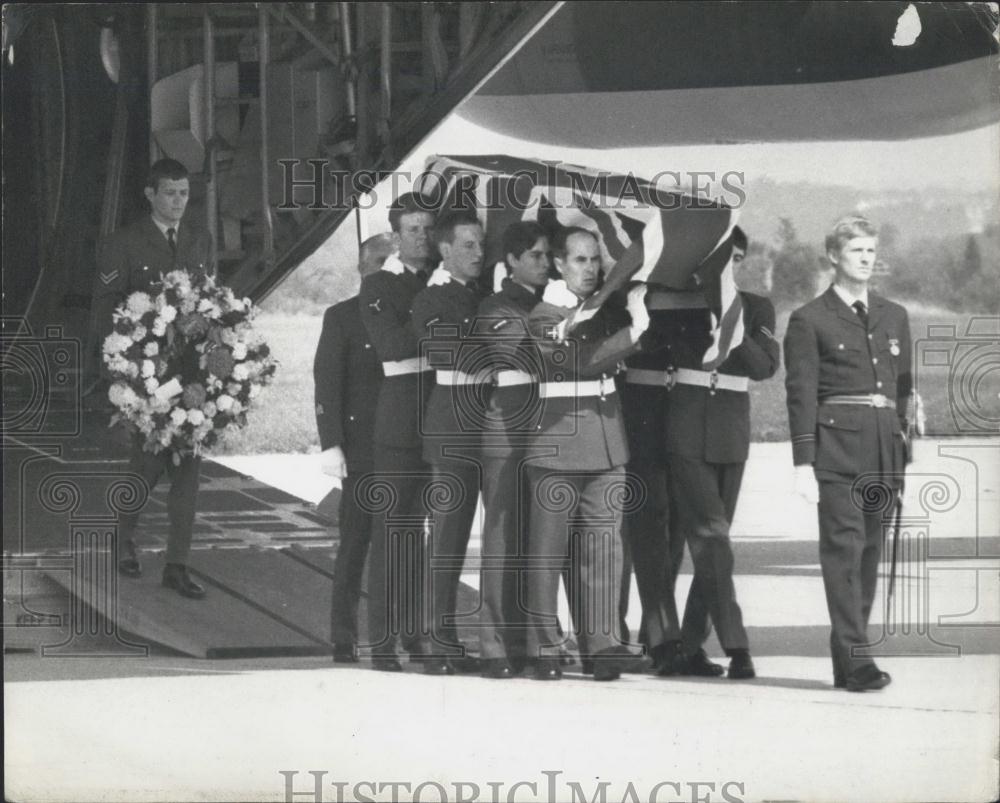 1979 Press Photo Lord Mountbatten Coffin Arrival Eastleigh Being Carried - Historic Images