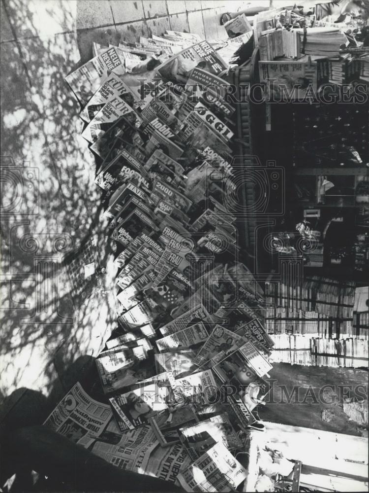 1974 Press Photo Kiosk Near Platia Omonia-Banned Magazines Now Legal-Democracy - Historic Images