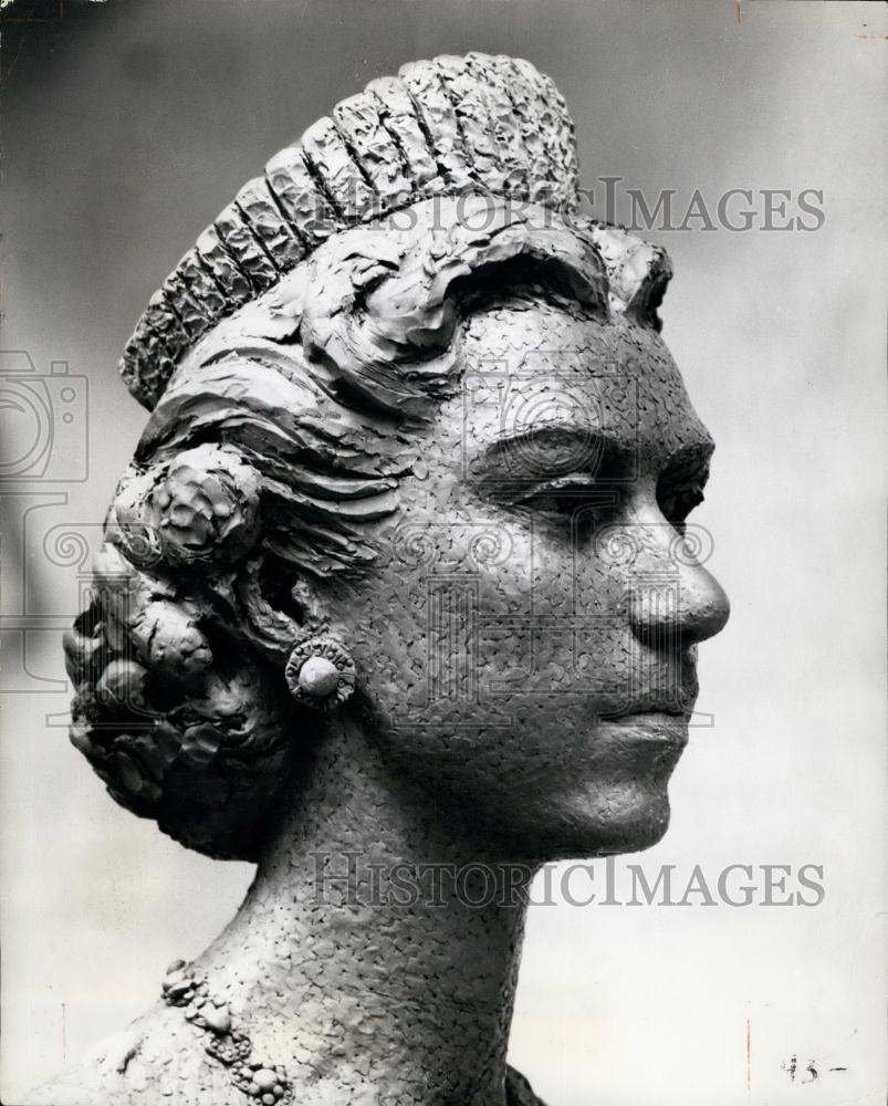 Press Photo Nigerian Sculptor, Ben Enwonwn.face of the Queen - Historic Images