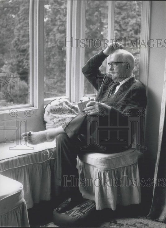 Press Photo Man, Bay Window - Historic Images