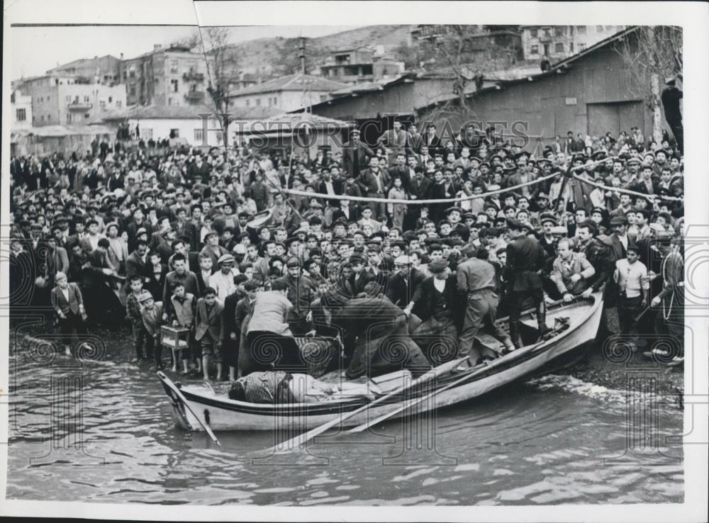 1956 Press Photo Survivors from Turkish Ferry boat that sunk - Historic Images