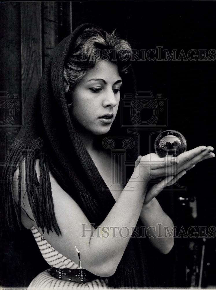 Press Photo Beautiful actress Carole Newton - Historic Images