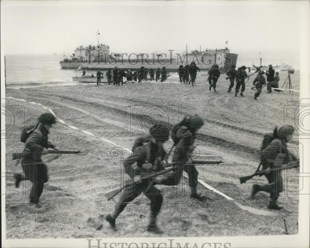 1954 Press Photo Combine Forces Amphibious Demonstration - Historic Images