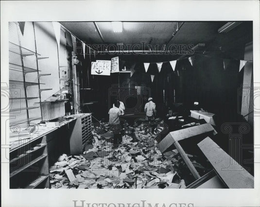 1977 Press Photo Kent Bargain's store after looting in NYC - Historic Images