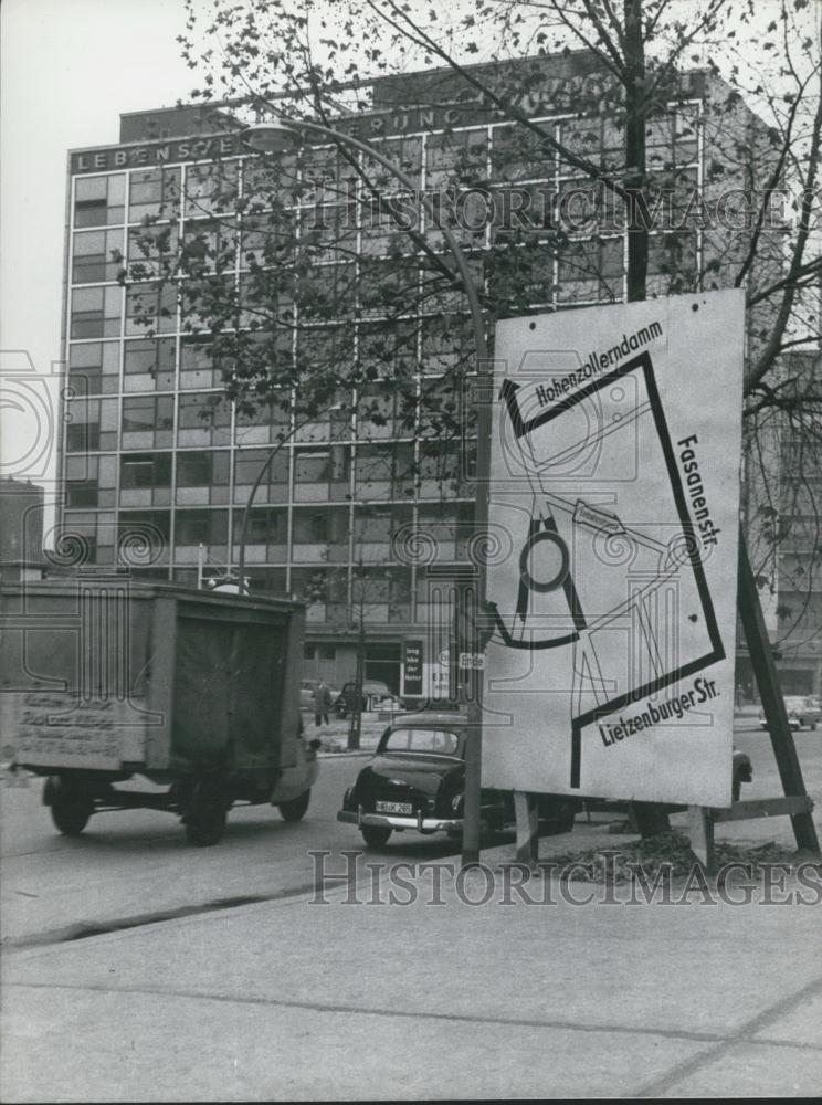 Press Photo Sign Displaying New Sections Of Berlin - Historic Images