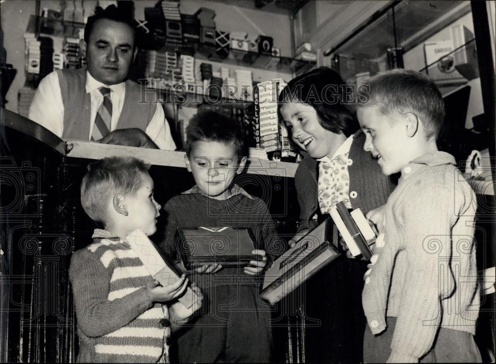 1958 Press Photo Children/Presents/Father&#39;s Day - Historic Images