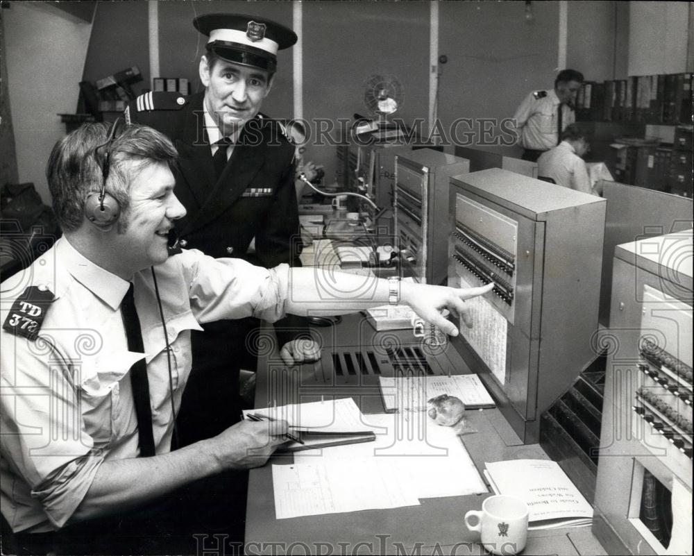 Press Photo Tom Cook In Control Room New Scotland Yard - Historic Images