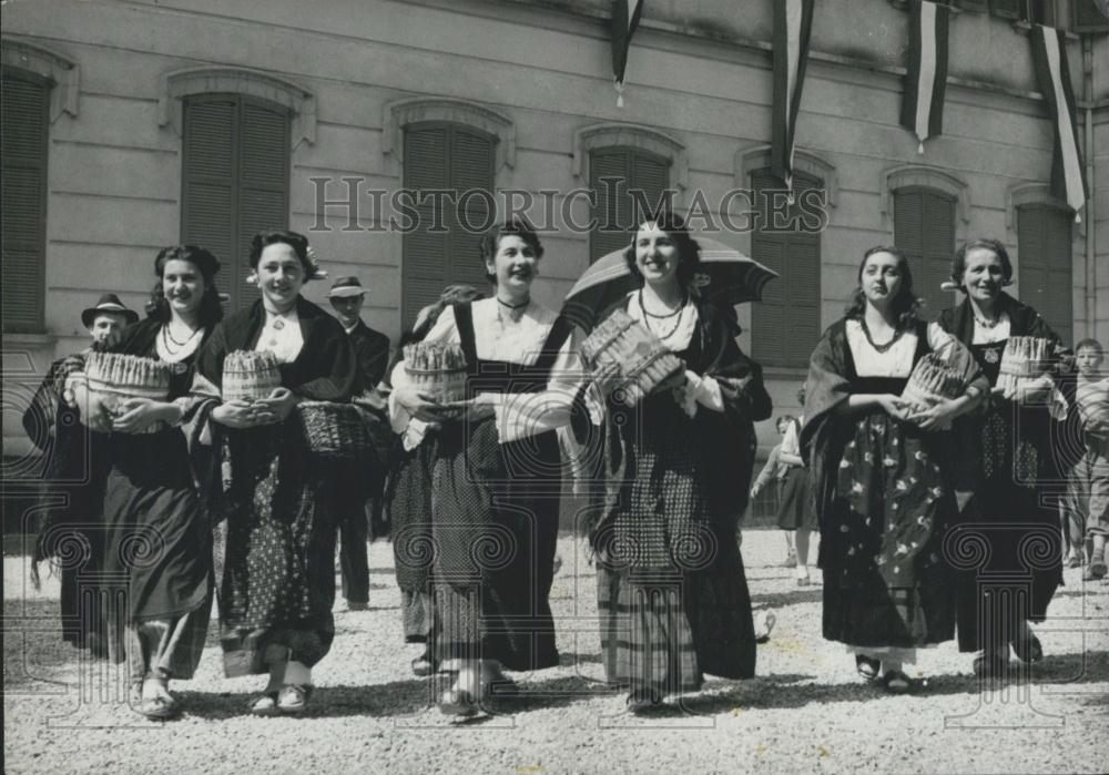 Press Photo Local beauties in national costume - Historic Images