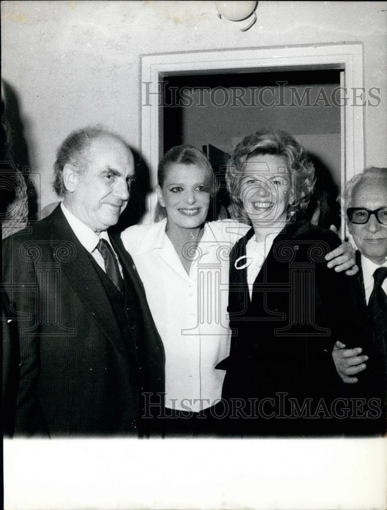 Press Photo Actress Melina Mercouri (center) and others - Historic Images