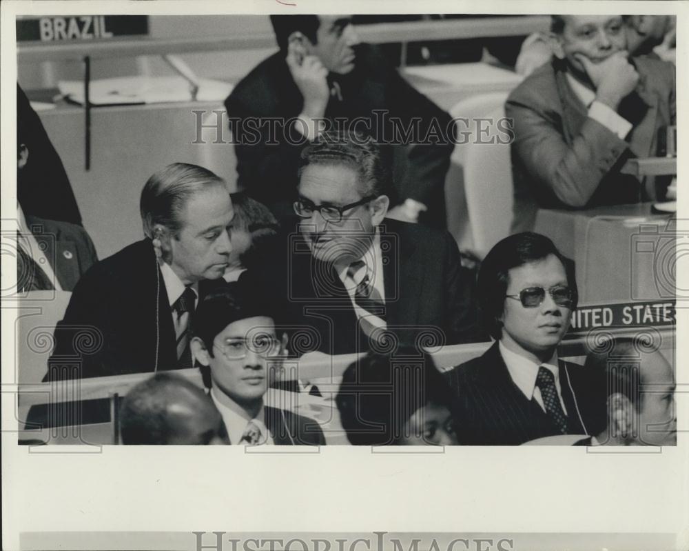 1976 Press Photo H. Kissinger - Wm Scranton at UN Gen. Assembly - Historic Images