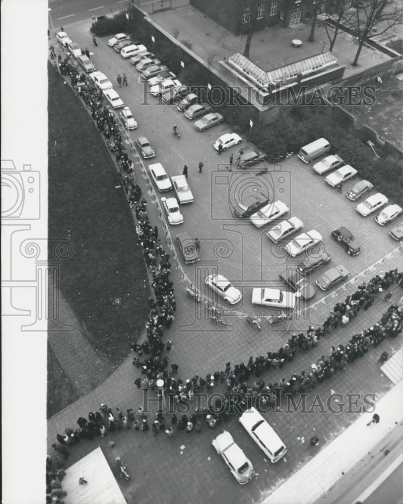 Press Photo Aerial View Line Of German Students Enrollment Dusseldorf University - Historic Images