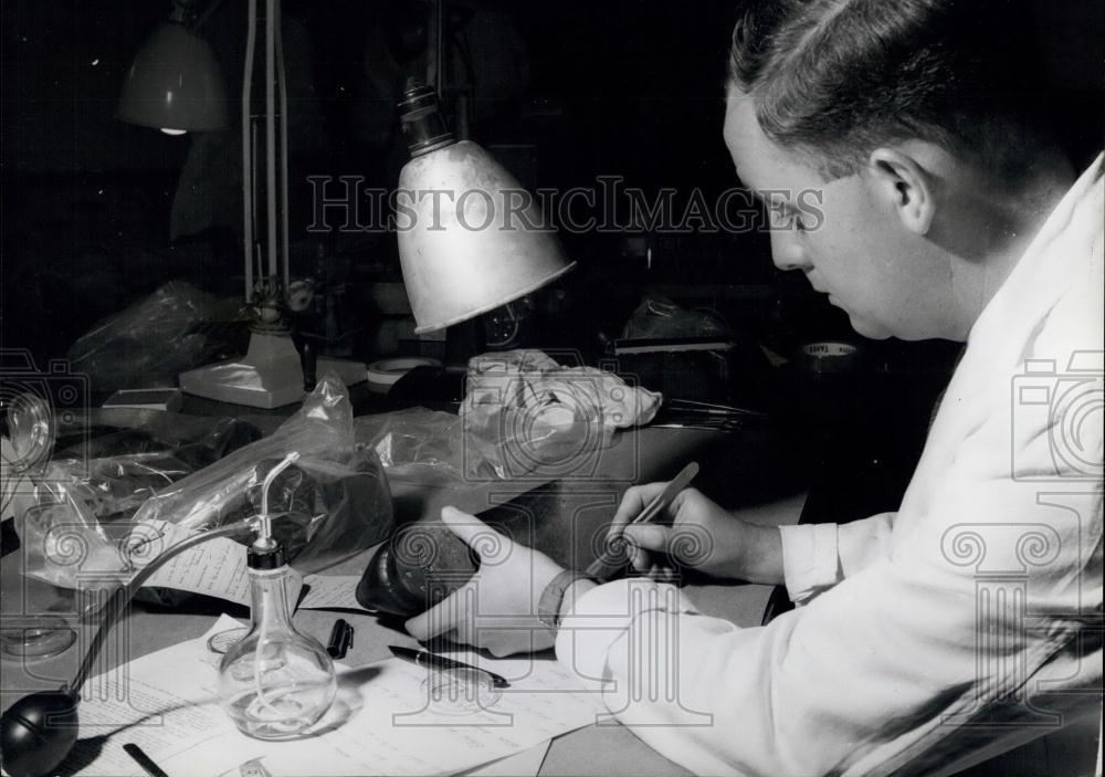 Press Photo Scotland Yards Laboratory Man Inspecting Shoe - Historic Images