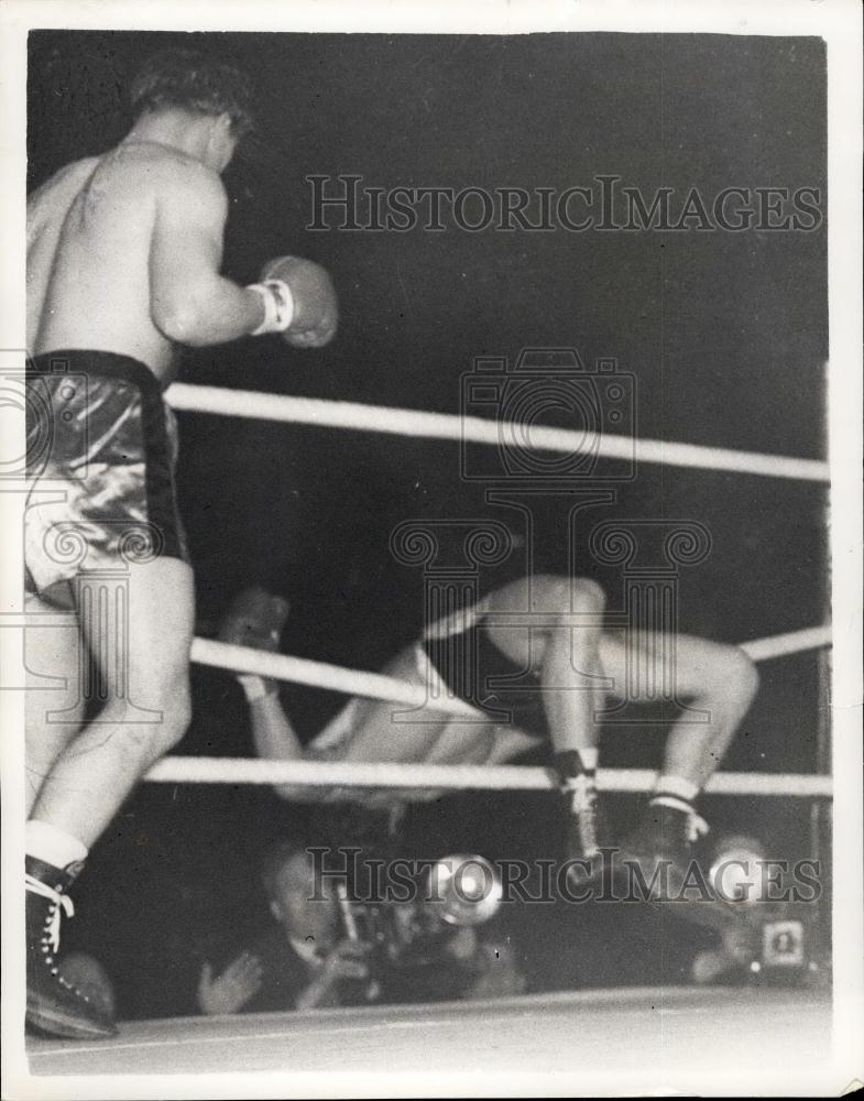 1956 Press Photo Ron Barton wins fight with Albet Finch - Historic Images