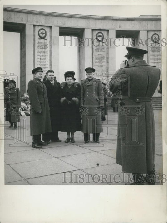 1953 Press Photo Soviet Monument, Berling - Historic Images