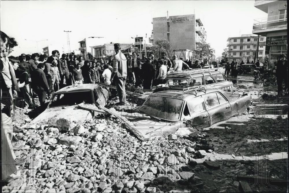 1977 Press Photo Athens Flood Crowd Surrounding Submerged Cars - Historic Images