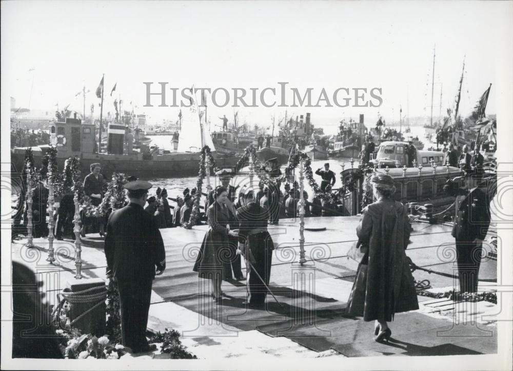 1957 Press Photo Queen steps by President Lopez in Lisbon - Historic Images