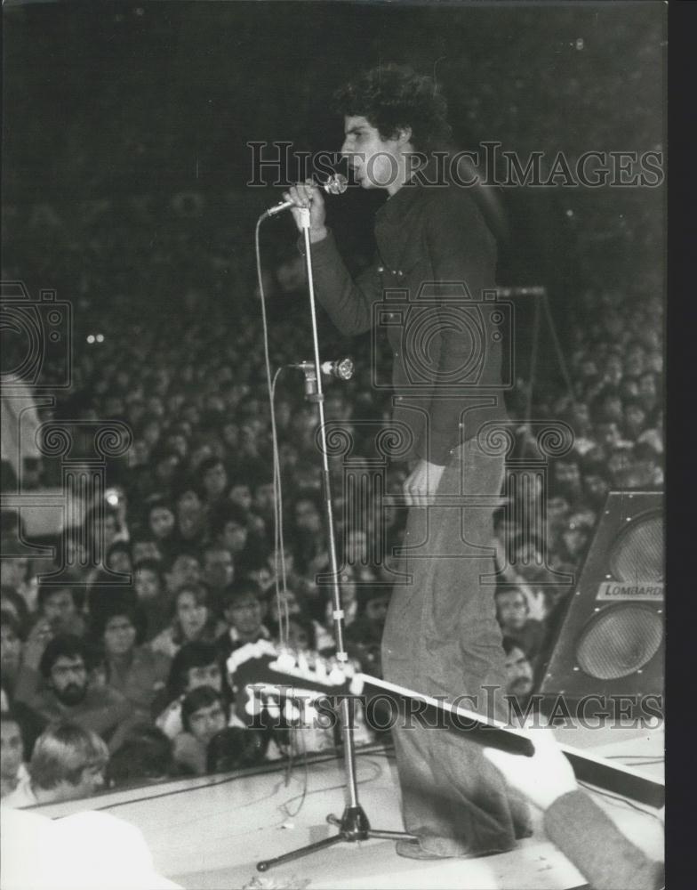 1976 Press Photo George Theodorakis Conducts at Panathinaikon Stadium - Historic Images