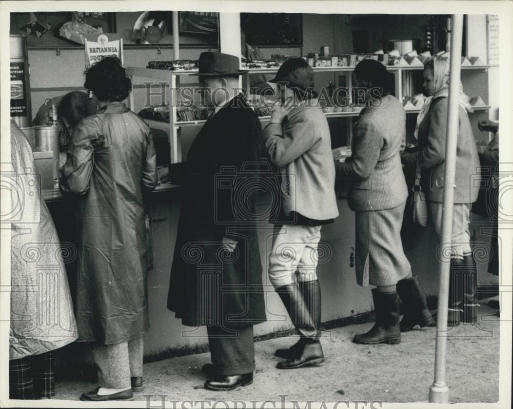 1957 Press Photo Duchess Queues For A "Cuppa". Royal Windsor Horse Show - Historic Images