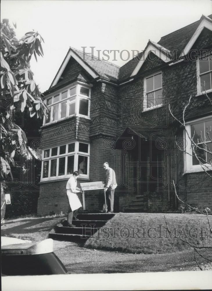 Press Photo Harpsicord Being Removed From Surrey Home That Serves As Factory - Historic Images