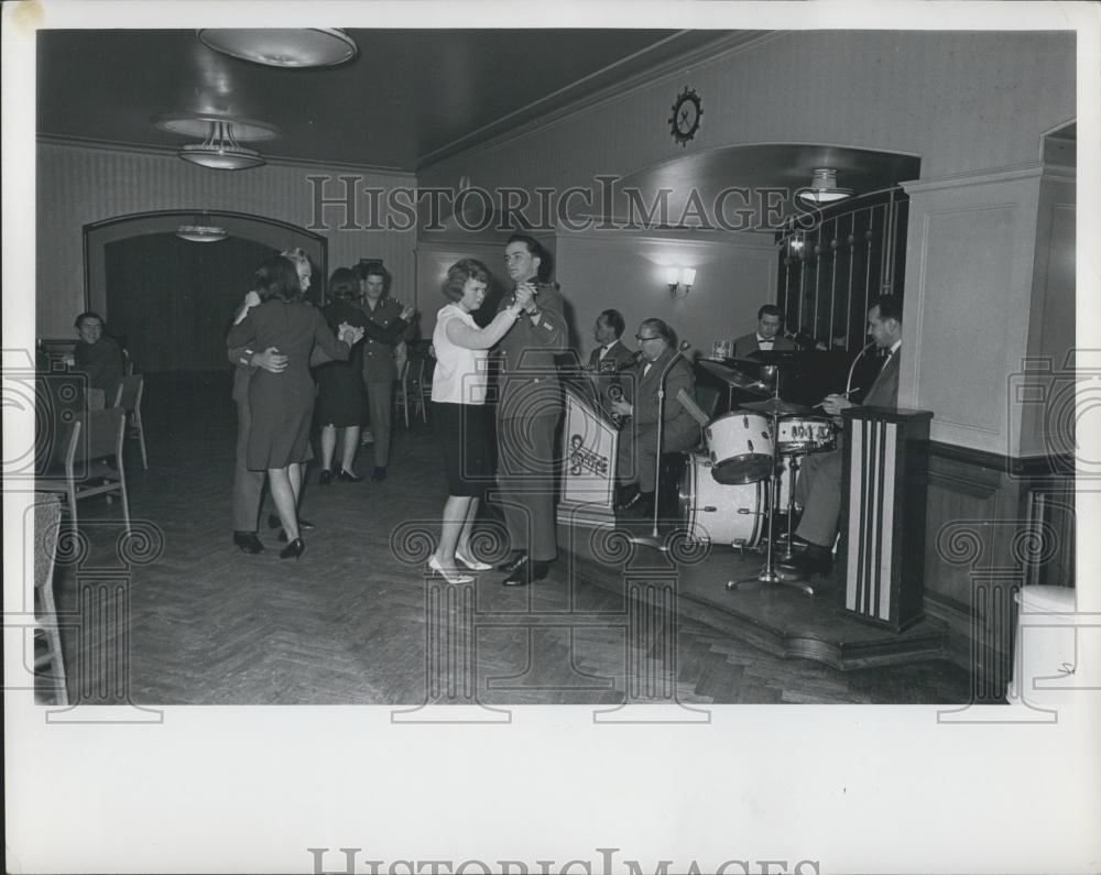 1966 Press Photo E Germany Peoples Army Dance At Frankfurter Tor Restaurant - Historic Images