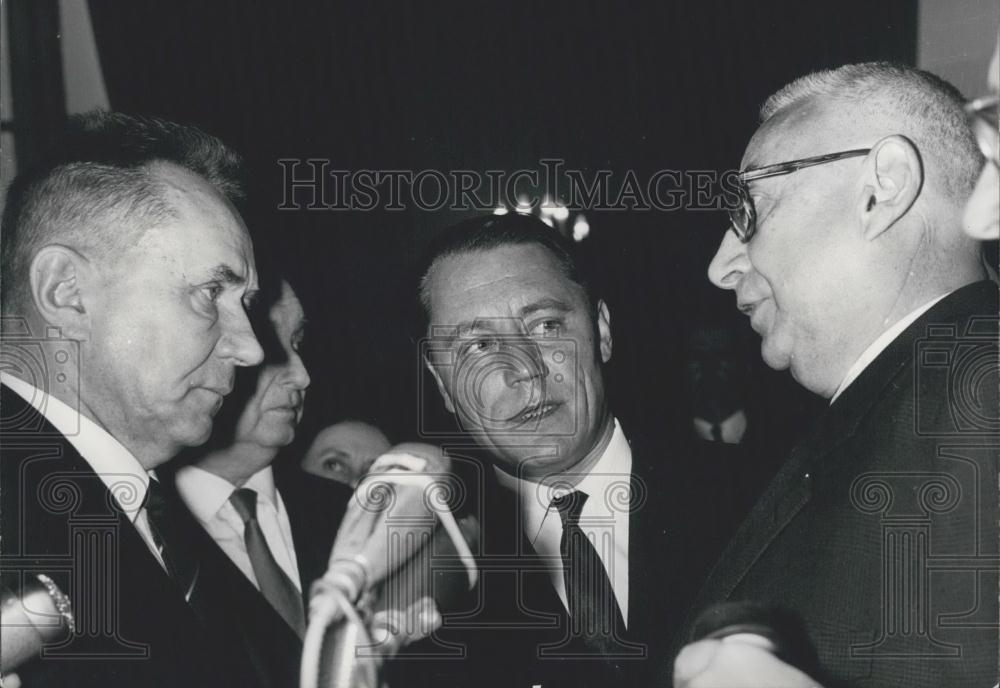 1966 Press Photo Soviet Premier Kosygin &amp; M. Andre Aremengaud In Paris - Historic Images